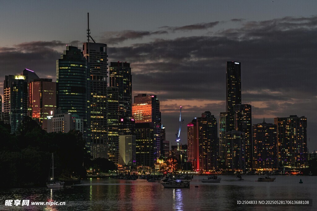 夜幕下的城市河畔风光