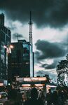 城市夜幕下的热闹广场景象