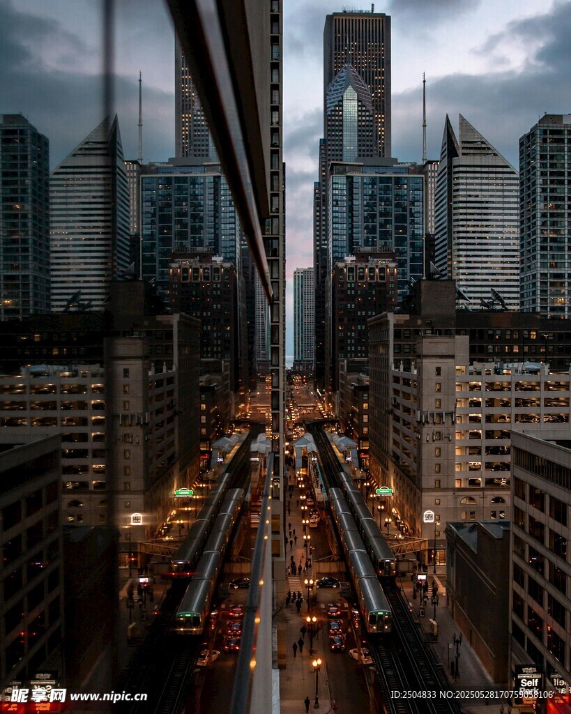 都市夜景中的繁华街道