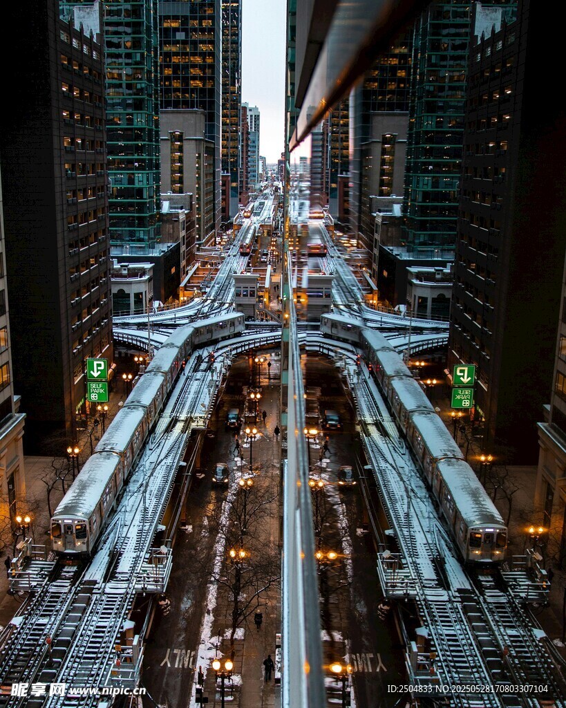 繁华都市中的高架桥夜景