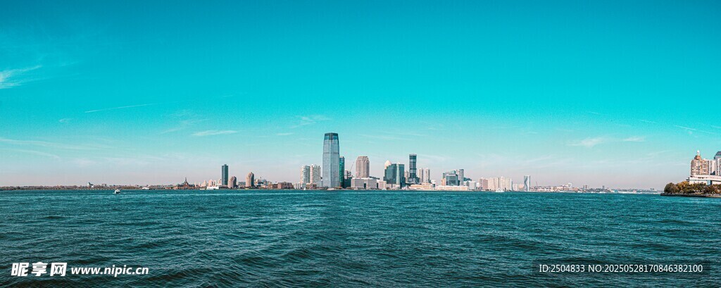 海上远眺城市天际线