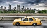 城市公路上的黄色出租车