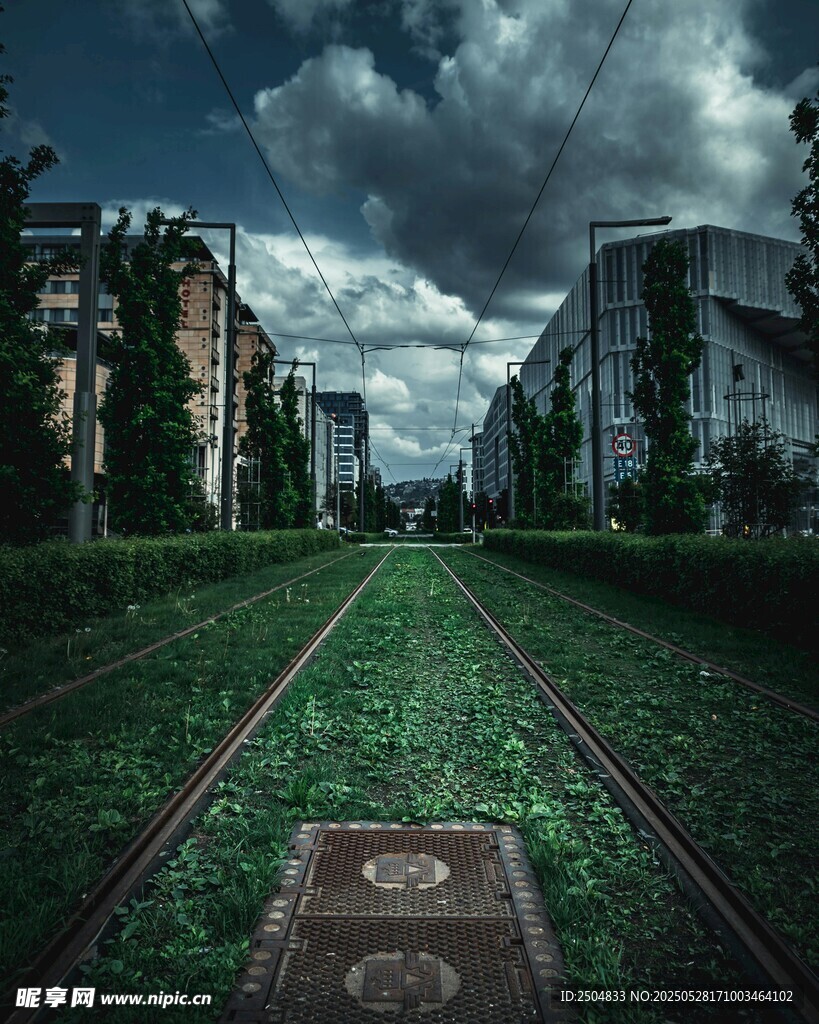 废弃铁轨旁的静谧城市景象