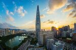 黄昏下的城市摩天大楼景观