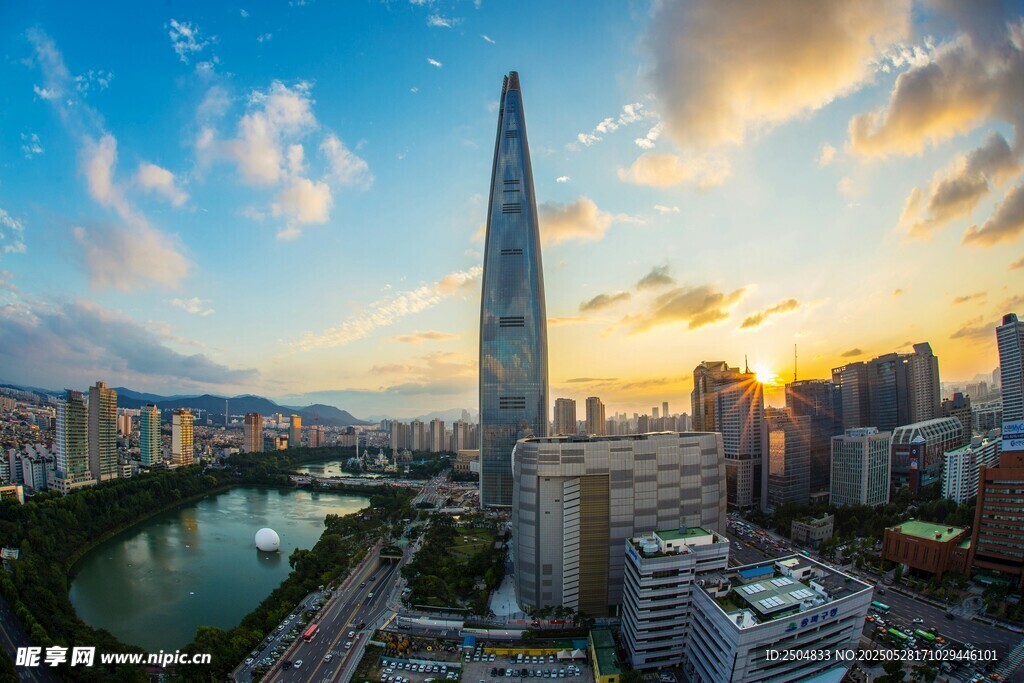 黄昏下的城市摩天大楼景观