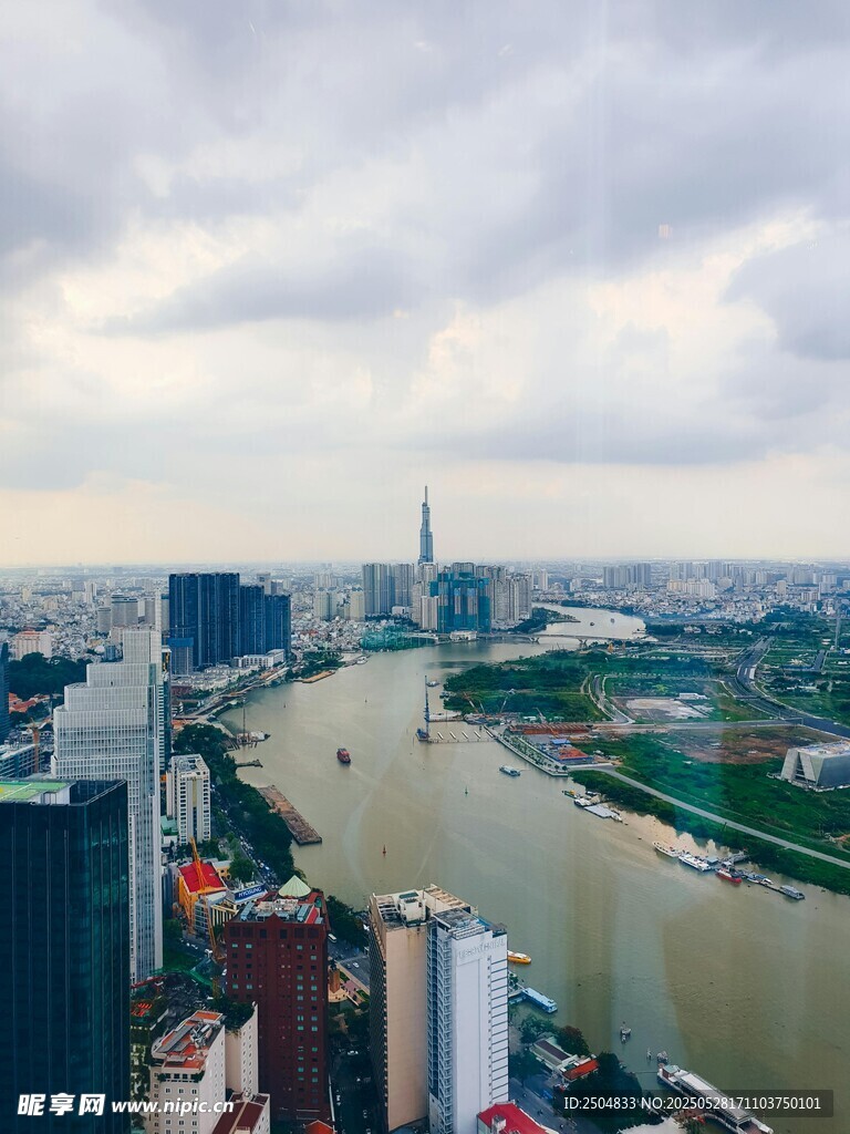 城市河畔高楼景观俯瞰
