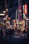 繁华都市夜下的热闹街道