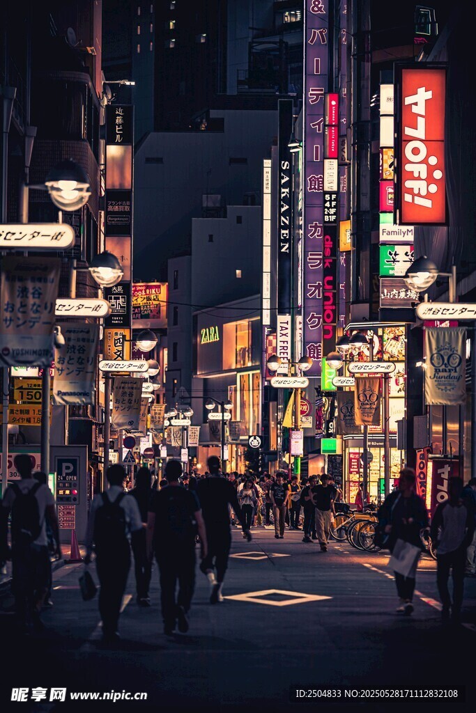 繁华都市夜下的热闹街道