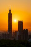 夕阳下的城市摩天大楼景观