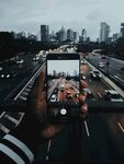 手持手机拍摄城市道路
