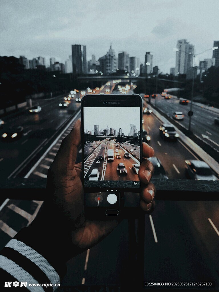 手持手机拍摄城市道路