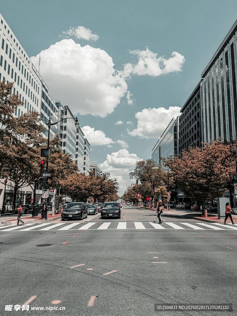 城市街道的晴朗日常