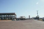 空旷场地旁的建筑设施