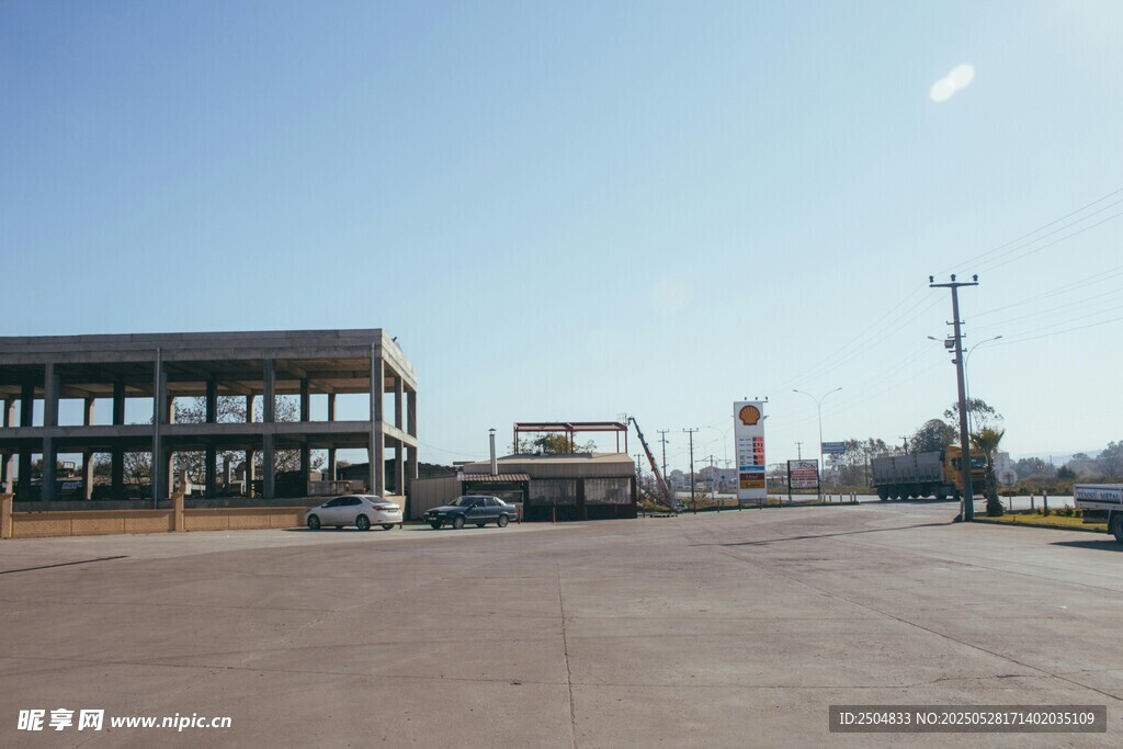 空旷场地旁的建筑设施