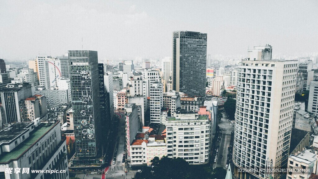 俯瞰繁华都市建筑群