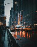 雨夜城市河畔船只景象