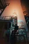 工人于工业设施中作业