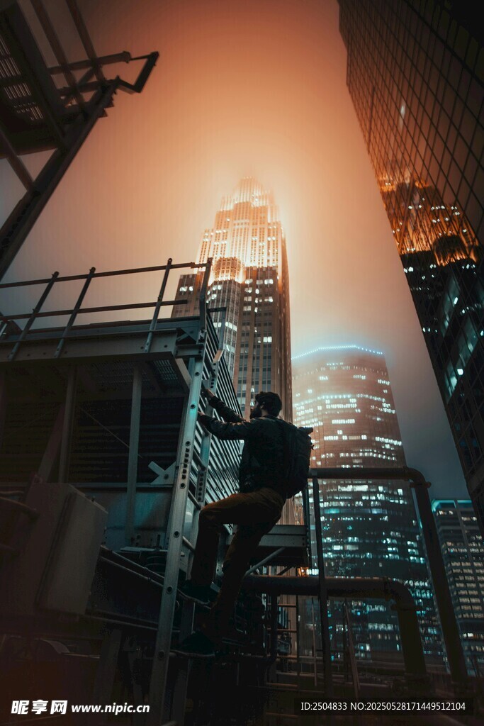 工人于工业设施中作业