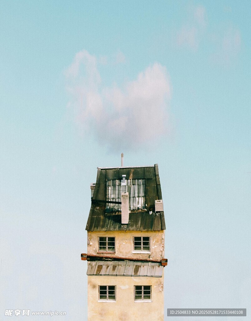 复古塔楼与空中云朵景观
