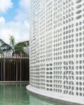 现代建筑旁的清幽水池