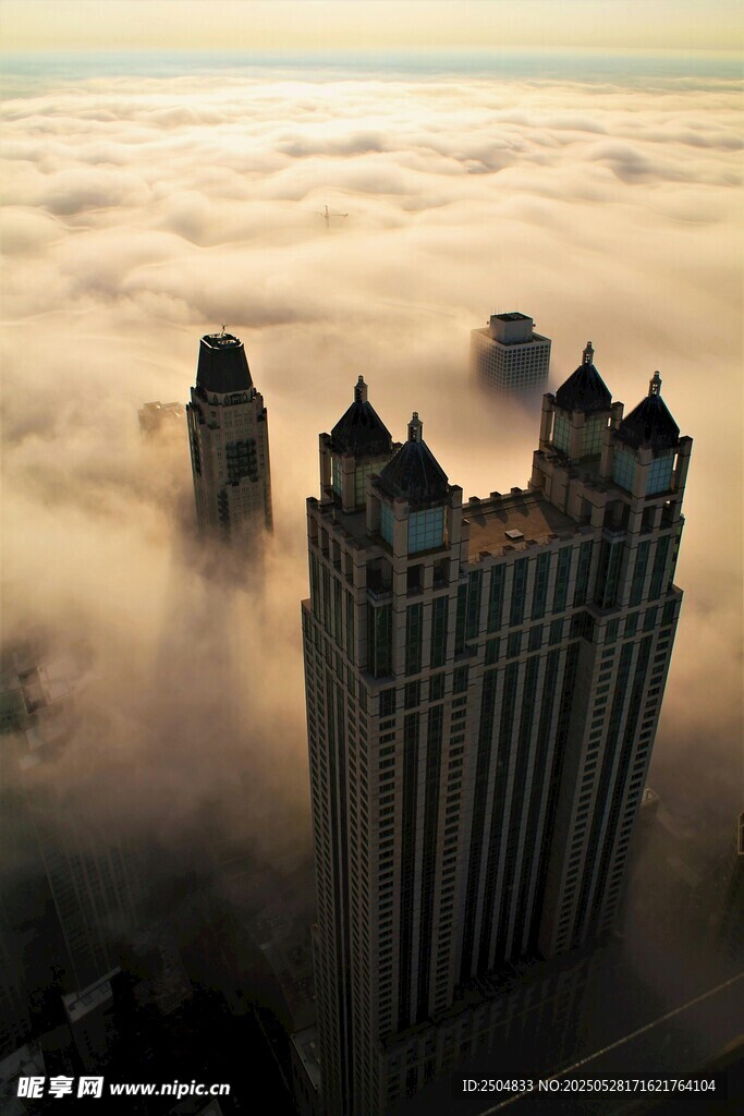 云海中矗立的摩天建筑群