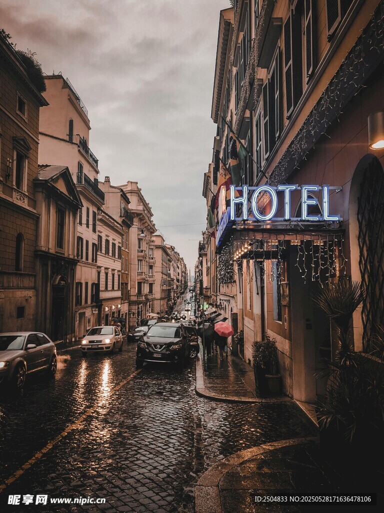 雨中街道的酒店招牌