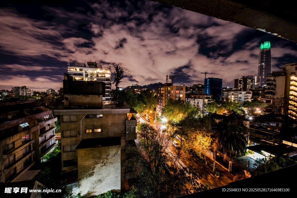 城市璀璨夜景俯瞰视角