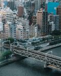 城市桥梁与林立高楼景观