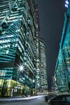 都市夜景中的繁华高楼街道