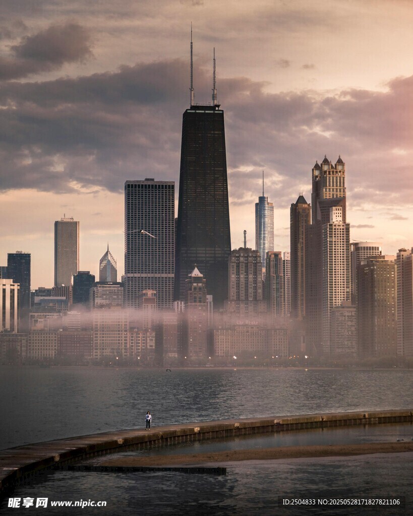 黄昏下的城市天际线美景