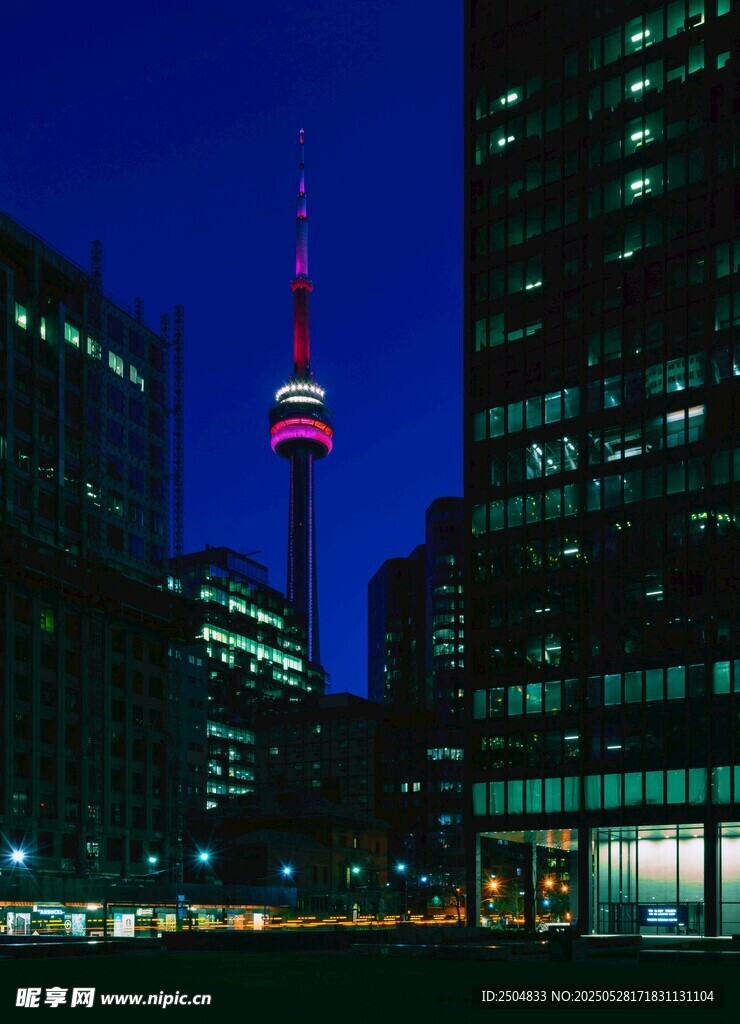 夜幕下的城市高楼与塔