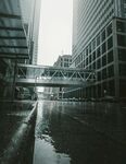 城市雨后积水的现代建筑景观
