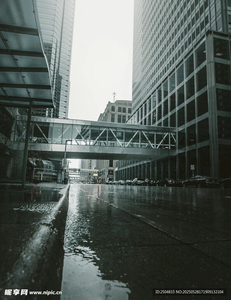 城市雨后积水的现代建筑景观