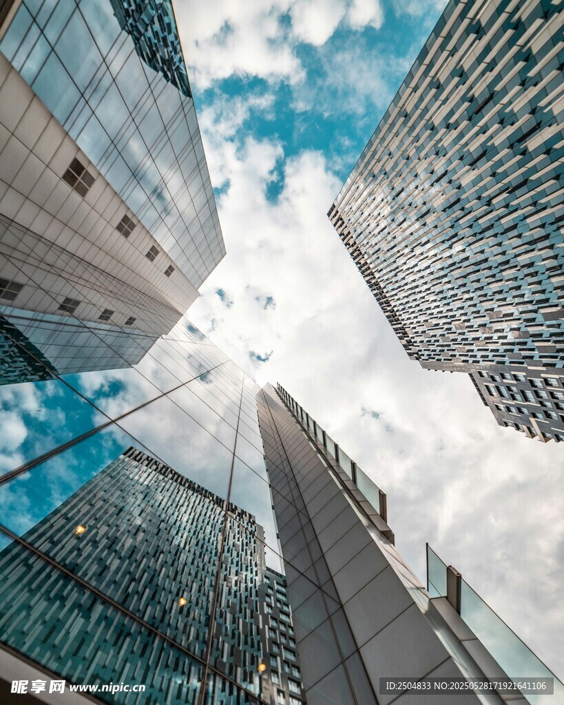 仰望都市摩天大楼景观