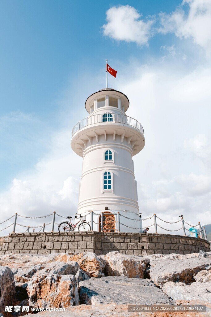 海边白色灯塔飘扬红旗