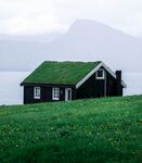绿草覆顶的湖畔小屋