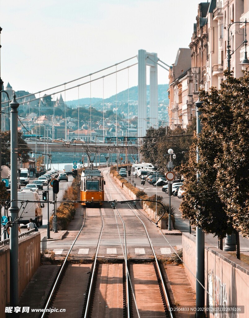 城市铁轨旁的桥梁风景