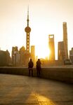 夕阳下上海外滩的浪漫身影