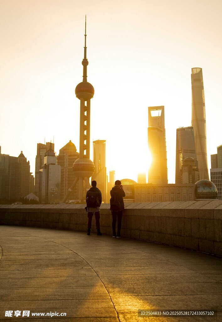 夕阳下上海外滩的浪漫身影