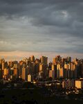 黄昏下的城市高楼景观