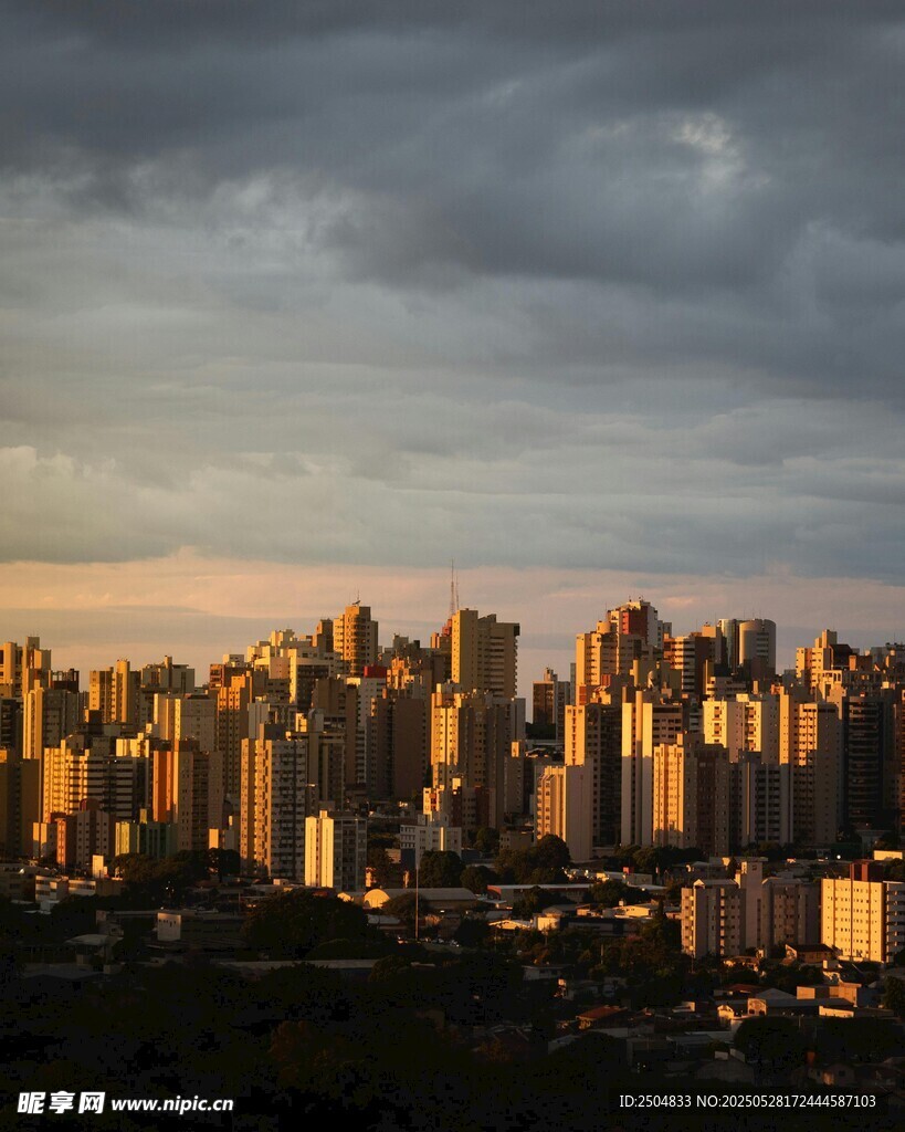 黄昏下的城市高楼景观
