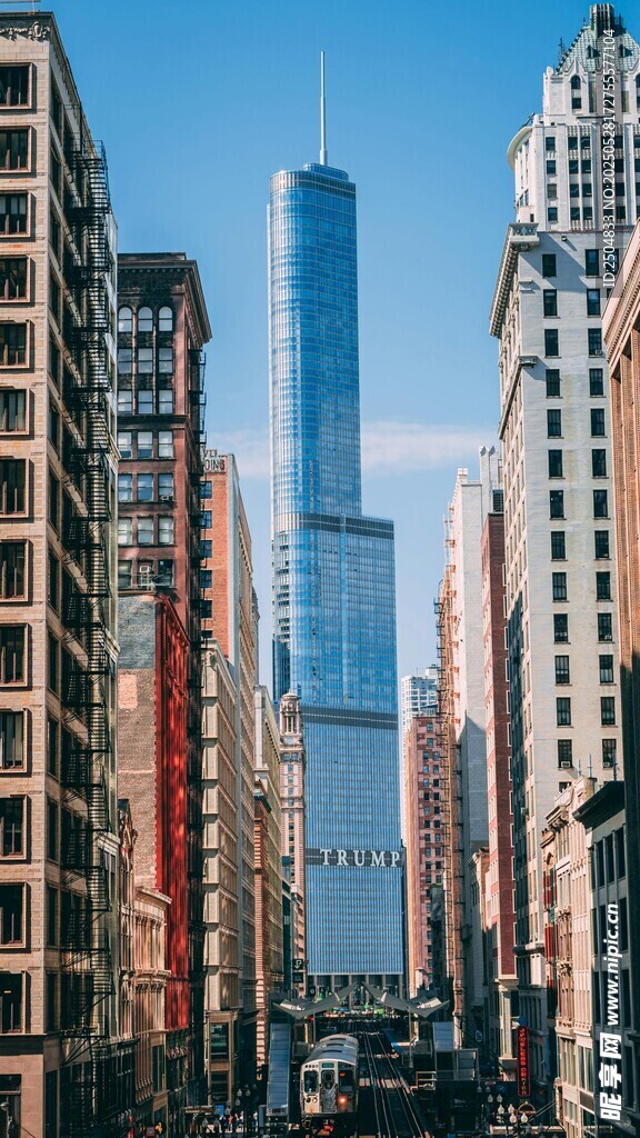 都市高楼林立的繁华街景