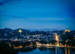 夜幕下的城市山水景观