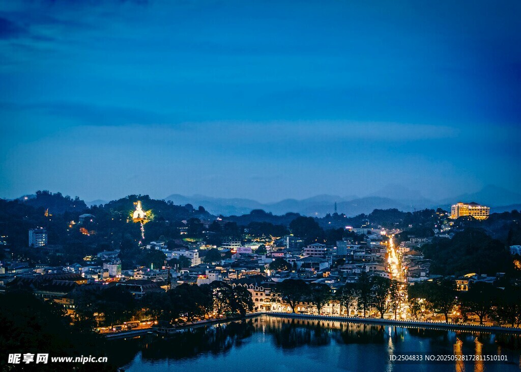 夜幕下的城市山水景观