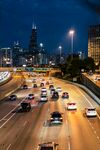 城市夜幕下的繁忙高速公路