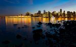 城市夜景临水璀璨风光