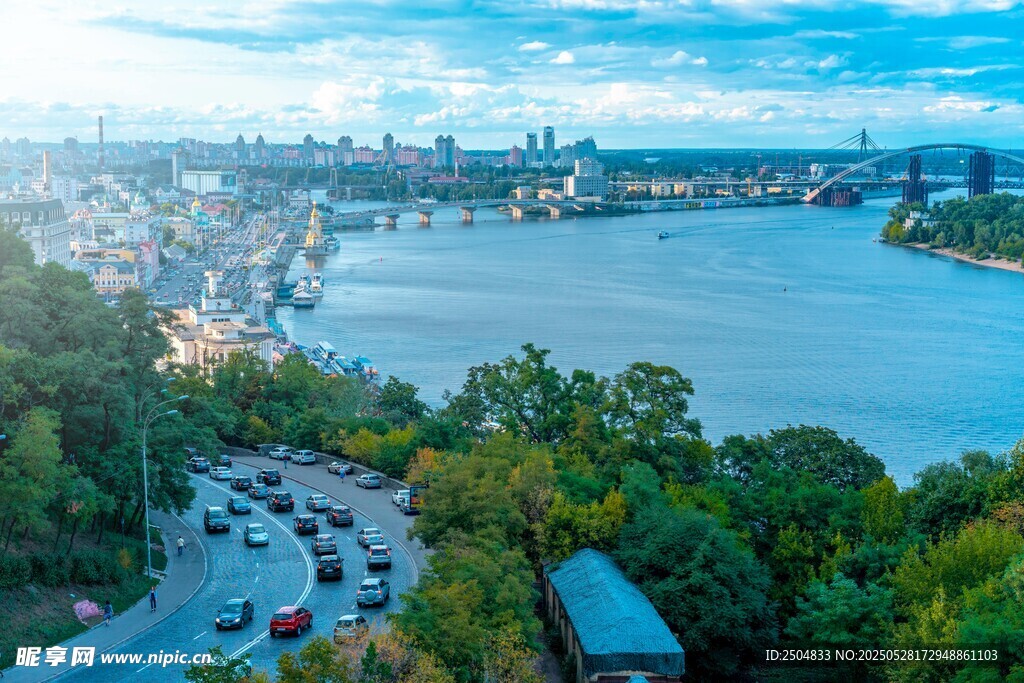 城市河畔交通与自然景观