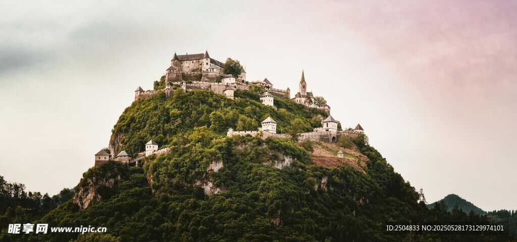 山顶城堡 云雾环绕美景