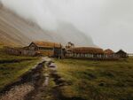 山间草顶小屋的静谧景致
