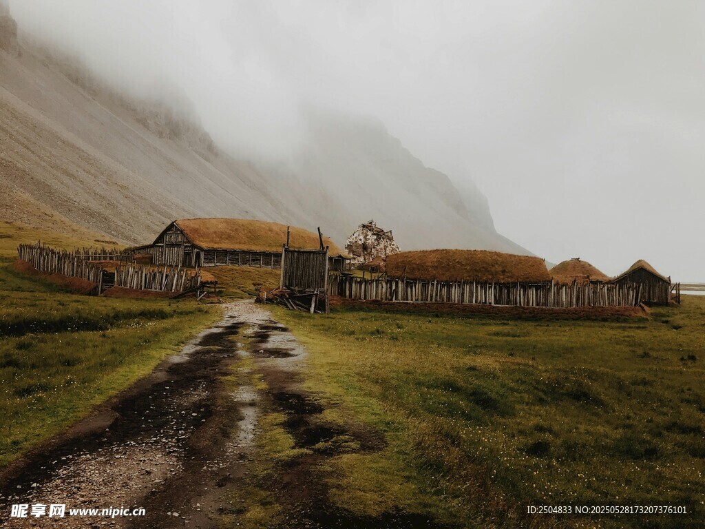 山间草顶小屋的静谧景致